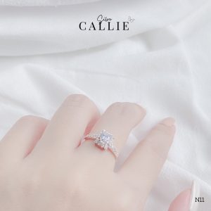 N11 - Nhẫn Callie Silver một hàng hạt nạm 1 hạt lớn đế vuông