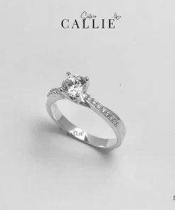 N438 - Nhẫn bạc Callie Silver viên chủ 5li5 đá xoắn 2 bên