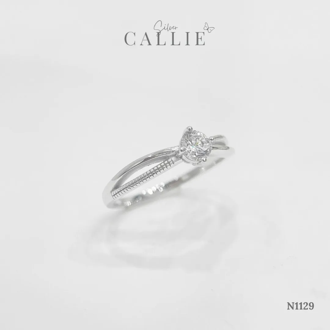 N1129 - Nhẫn Bạc Thiết Kế Callie Silver 1 Viên Chủ Đai Chéo Hoạ Tiết Chấu Bi - Hình ảnh 2