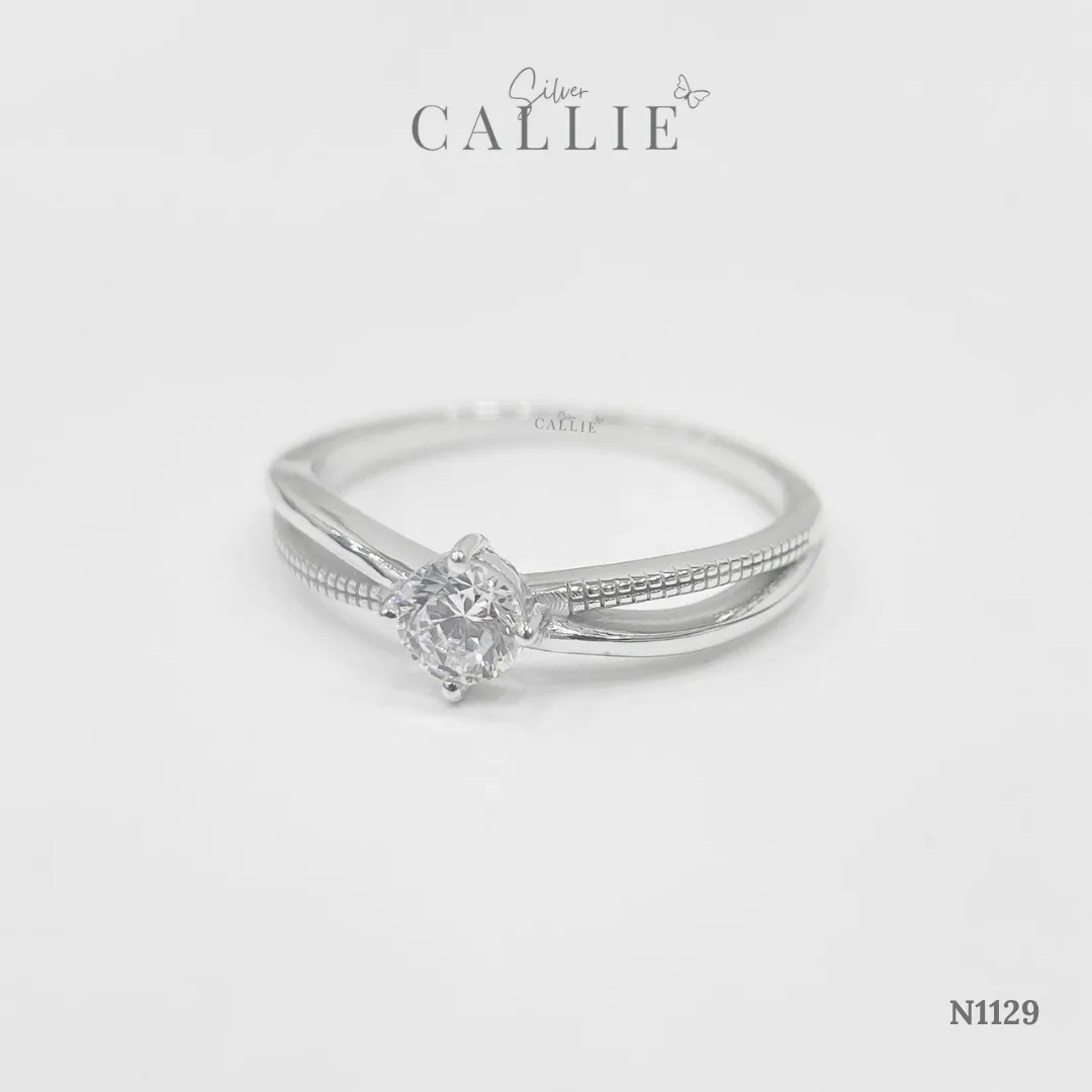 N1129 - Nhẫn Bạc Thiết Kế Callie Silver 1 Viên Chủ Đai Chéo Hoạ Tiết Chấu Bi - Hình ảnh 3