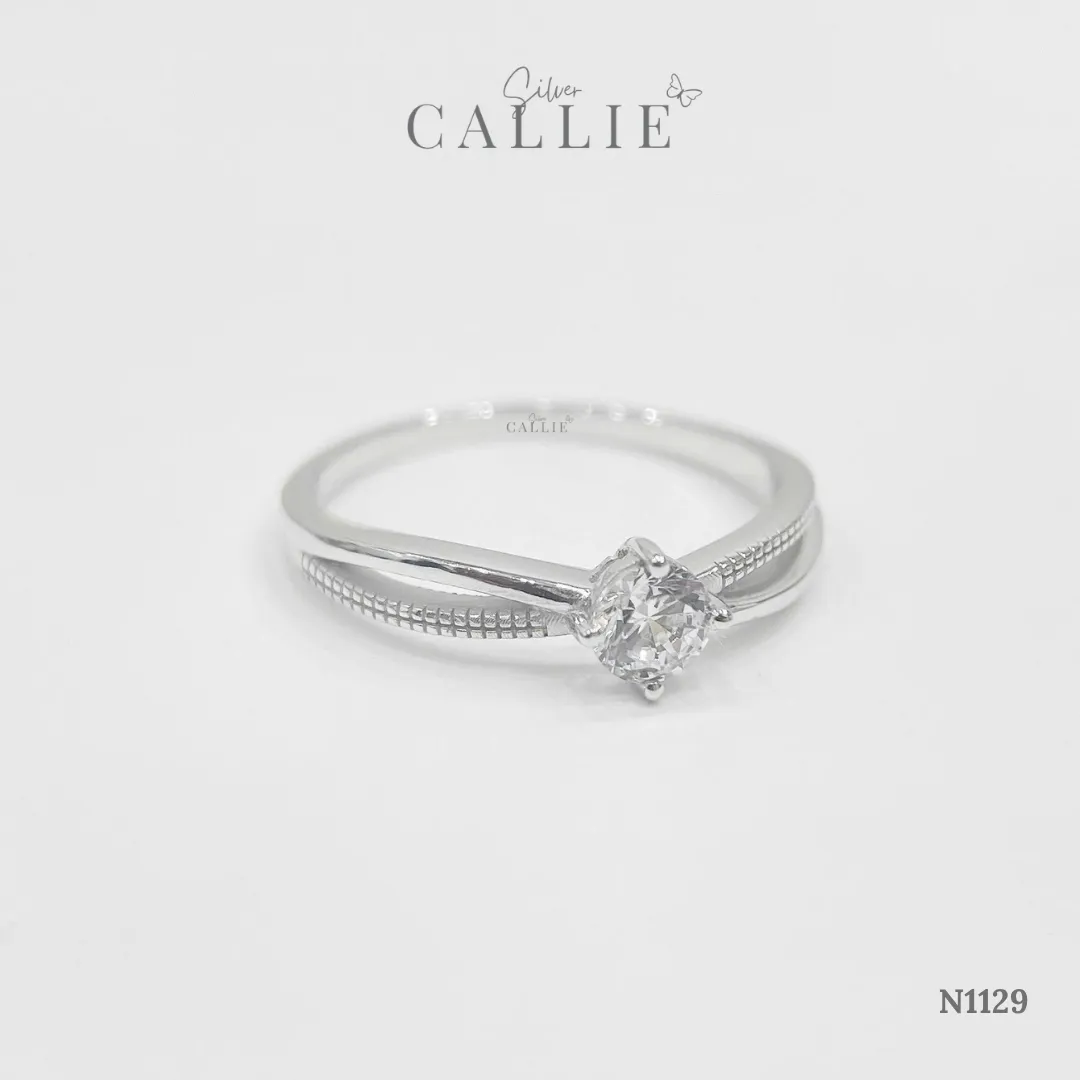 N1129 - Nhẫn Bạc Thiết Kế Callie Silver 1 Viên Chủ Đai Chéo Hoạ Tiết Chấu Bi - Hình ảnh 5