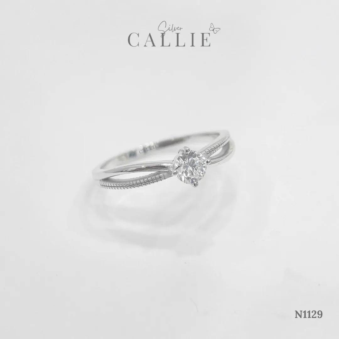 N1129 - Nhẫn Bạc Thiết Kế Callie Silver 1 Viên Chủ Đai Chéo Hoạ Tiết Chấu Bi - Hình ảnh 4